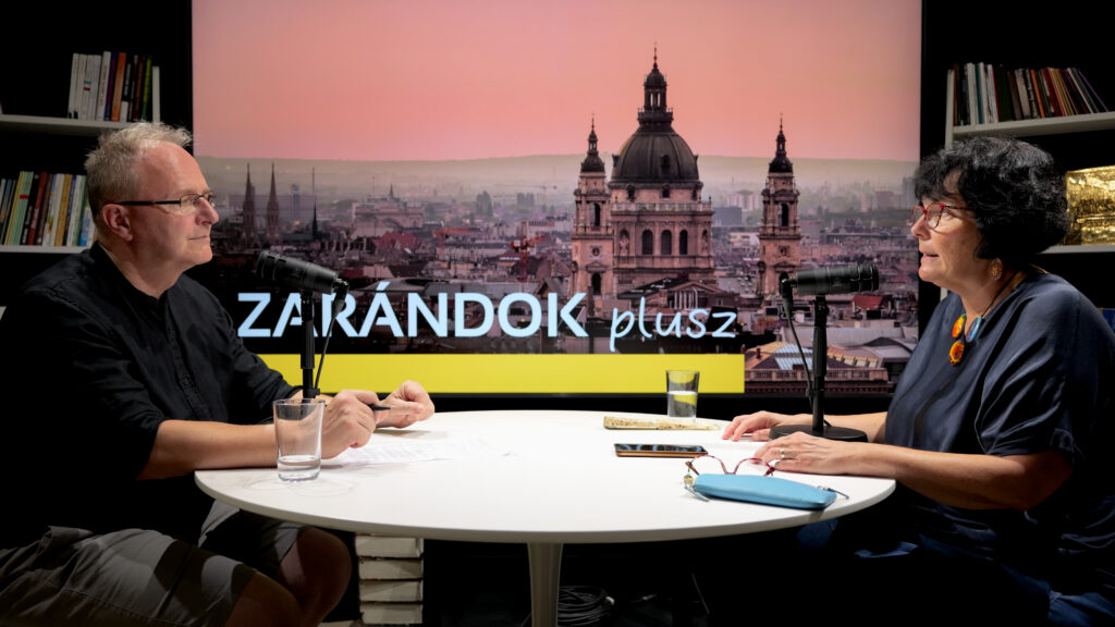Rubovszky Rita: „Nálunk azért van kréta, mert odaadtuk rá a pénzt” – Zarándok plusz 2 Main Z plusz S1 E5.00 26 25 16.Still003