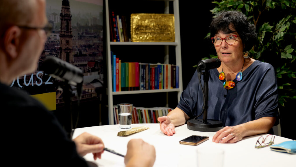 Rubovszky Rita: „Nálunk azért van kréta, mert odaadtuk rá a pénzt” – Zarándok plusz 3 Main Z plusz S1 E5.00 49 10 24.Still002