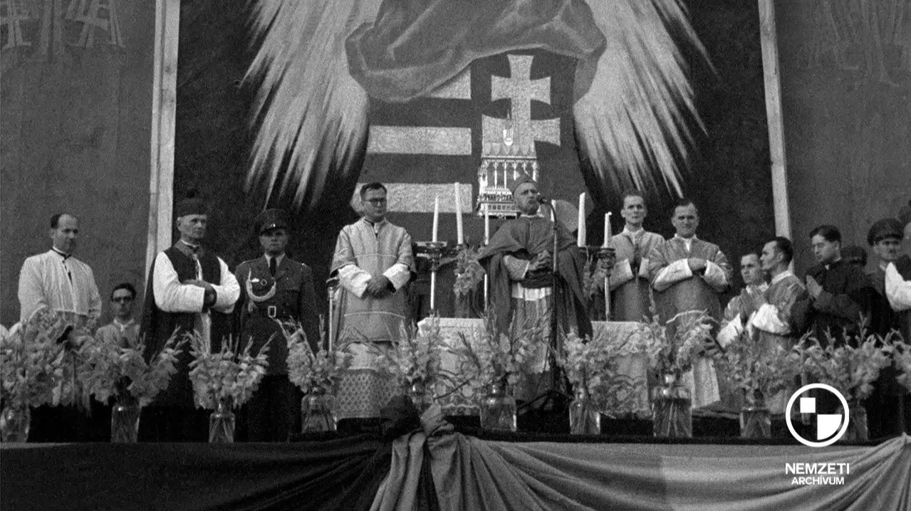 Mindszenty Jozsef biboros hercegprimas k unnepi szentmiset celebral az 1947 es Szent Jobb kormenet alkalmabol a Hosok teren 2 1