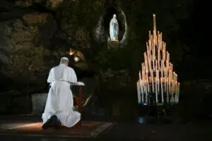 XIV. Leó pápa Lourdes-ban: „Legyetek az élet szenvedélyes szolgálói!” 8 XIV. Leó pápa Lourdes-ban: „Legyetek az élet szenvedélyes szolgálói!”