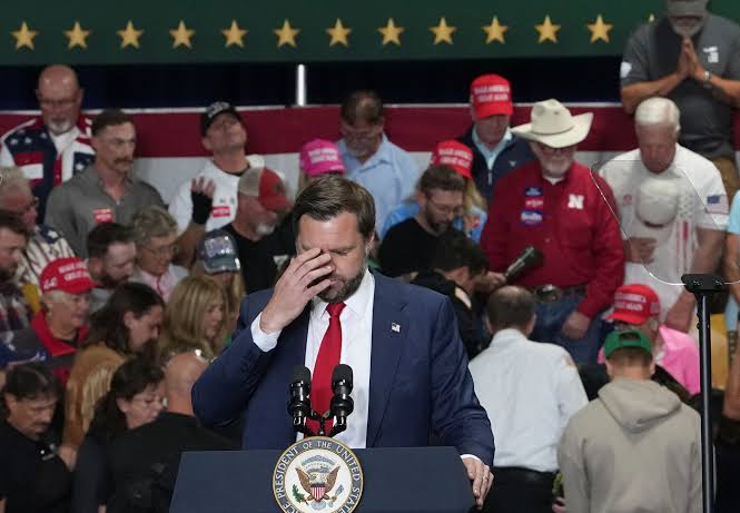 JD Vance amerikai alelnök a Miatyánk közös elimádkozására hívta a tömeget, miután egy nő rosszul lett a rendezvényén 1 JD Vance imadkozik