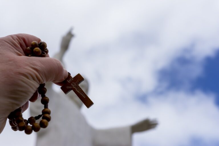 Boldog Fulton Sheen érsek elmélkedései a rózsafüzér tizenöt titkáról: A dicsőséges titkok 11 dicsoseges rozsafuzer Egyedi